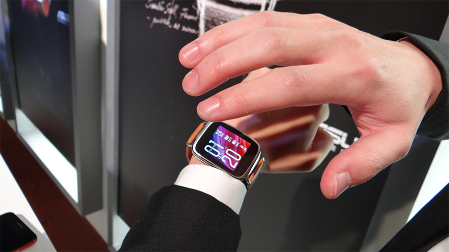用手遮住 ZenWatch 螢幕,就能使手機鈴聲轉成靜音。(記者吳佩樺攝)