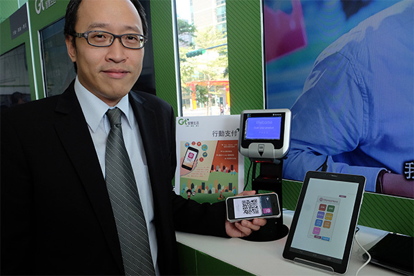 亞太電信 24 日開台,展出橫跨 iOS 與 Android 的電子支付解決方案,使用方式類似 iPhone 的 Passbook,直接掃條碼即可。(記者陳炳宏攝)