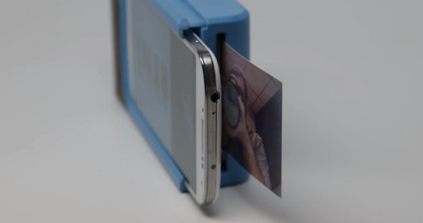 手機拍照後,透過藍芽傳送至Prynt Photo Printing Case,再加熱印製成照片,能夠即時將選擇的相片印出來。(圖片來源取自TechCrunch)