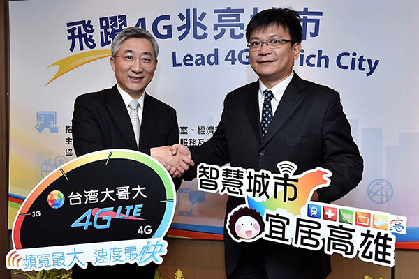 右為高雄市政府經濟發展局曾文生局長、左為台灣大哥大谷元宏資深副總經理。