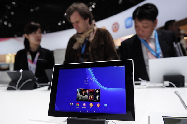 Sony 特地搶在蘋果之前,推出同樣尺寸的巨型平板,挑釁意味不言可喻。圖為 Sony Xperia Z2。(路透)