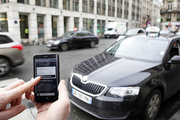 以 APP 進行方便的叫車服務,是 Uber 最為人所稱道的地方,圖片來源:法新社