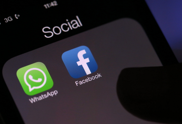 WhatsApp在被Facebook收購後,能否透過其龐大的網路資源提供更完整的服務並再創事業新高,也成為市場關注焦點。(資料照,彭博社)