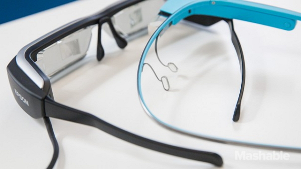 戴上眼鏡後可於實體畫面中呈半透明的立體影像，彷彿飄在空間的立體螢幕，讓使用者有擴增實景的感覺。（圖片來源取自EPSON官網）