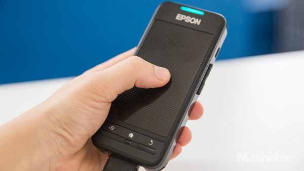 利用miracast技術將主機的資訊同步到電視或投影機上，或者也能將行動裝置的畫面與聲音同步到Moverio BT-200，非常方便。（圖片來源取自EPSON官網）