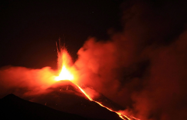 冰島巴達本加火山有三個獨特的地方:巨大的熔岩流區(lava field)、大量有毒的二氧化硫氣體,以及在驚人的火山下沉現象。(歐新社)