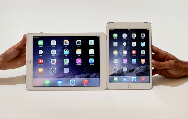 外傳iPad Pro很可能在年中與iPad Mini4一同發售。圖為iPad Air 2與iPad Mini 3。(資料照,彭博社)