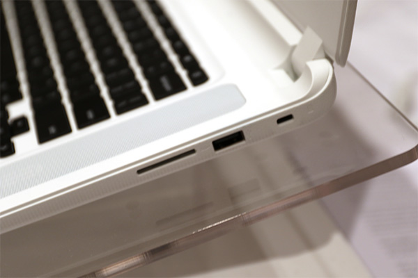 Chromebook 15 的右方介面,分別是 SD 記憶卡插槽(左)、 USB 3.0 連接埠(中)、筆電鎖孔(右)