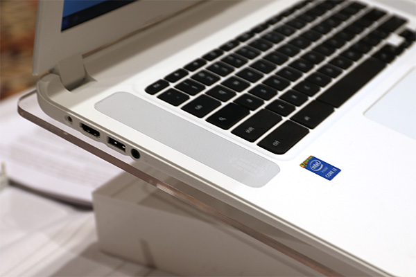 左方介面則為 HDMI  連接埠、USB 3.0 連接埠、3.5 mm 音源插孔
