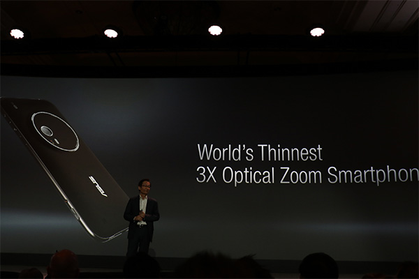 ASUS 表示 ZenFone Zoom 是目前市面上最輕薄的 3 倍光學變焦照相手機。