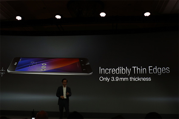 採用兩邊削薄的設計,ZenFone 2 最薄處僅有 3.9 mm。