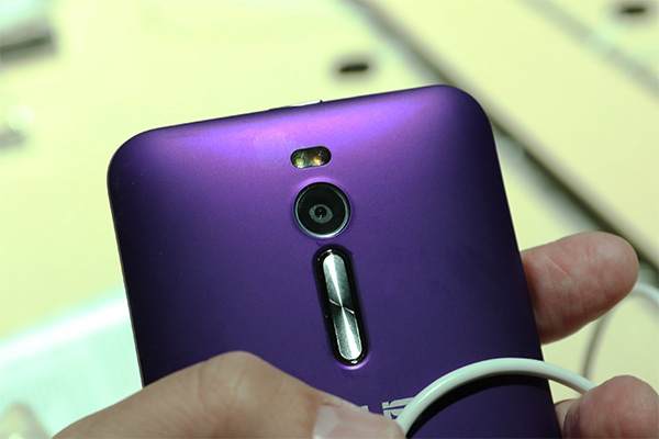 ZenFone  2 將音量鍵改到機身後方,跟 LG Rear Key 相仿的設計,方便操作。