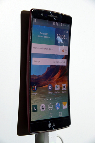 LG G FLEX 2 採用直立端 700R、橫向端 400R 的向內曲面弧度設計,配有 5.5 吋 IPS 螢幕,較上一代 6 吋的 LG G Flex 小,卻也比較好拿。(法新社)