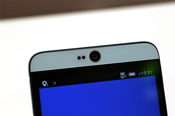 Desire 826  的前鏡頭採用大感光單元的 UltraPixel 相機規格,並且搭載 f/2.0 大光圈鏡頭。