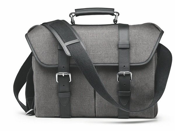 Leica 大型亞麻棉相機包，建議售價新台幣 15,000 元。這批商品全球限量推出，喜歡的人可於限定 Leica store 及 boutique 店選購。