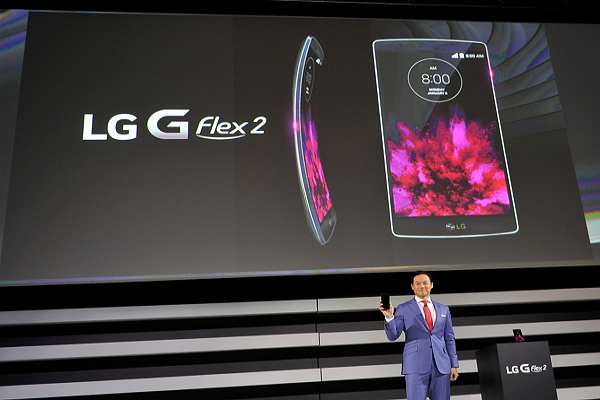 LG 第二代可彎曲手機 LG G Flex 2 依舊靠曲面螢幕成為CES亮點。（彭博社）