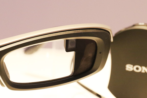 SmartEyeGlass 搭載 300 萬畫素相機