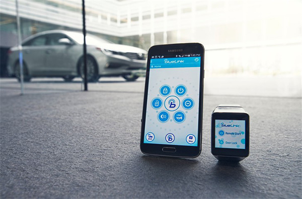 Hyundai 在本次 CES 展中展出了可讓手機與智慧手錶連線的 Blue Link 技術