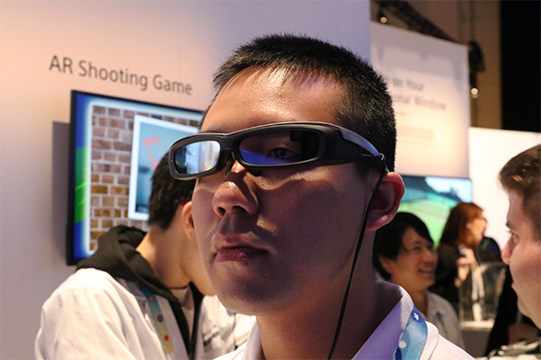 Sony SmartEyeGlass 智慧眼鏡在本次 CES 仍保持原型機狀態,可見 Sony 已放緩了智慧裝置的開發腳步