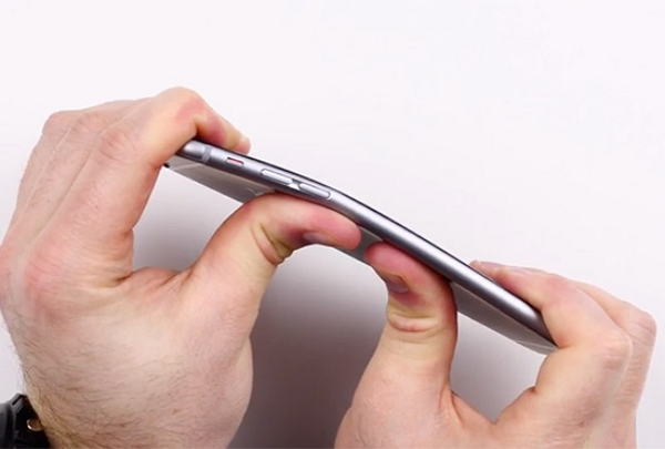還記得被網友惡搞的彎曲iPhone 6 Plus嗎?(圖片截自網路)