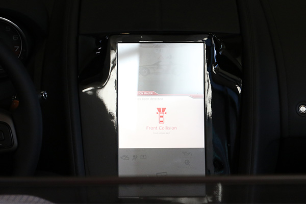 在偵測到駕駛分心、前方又有車輛時,系統會立即發出警示