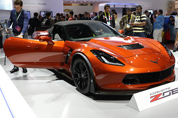 參展車廠數目之多,讓 LVCC 會議中心北場館的一半幾乎變成車展,圖為 Corvette Z06