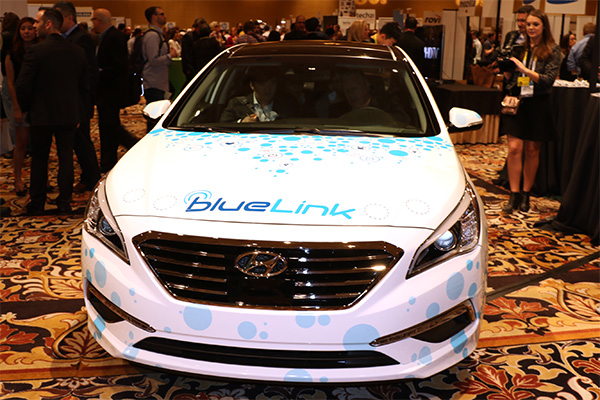 Hynudai 則是推出 BlueLink 技術,現場並展出搭載該技術的車款