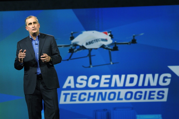 執行長 Brian Krzanich 在無人機上安裝了幾個 RealSense 深度感知攝影機,並讓此架無人機飛行,且不用遙控來控制這架飛機,就能自行閃躲障礙物。(路透)