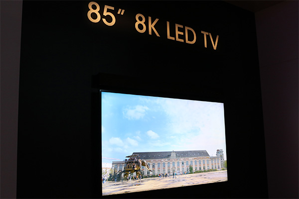 LG 也展出了 85 吋的 8K LED 電視機種