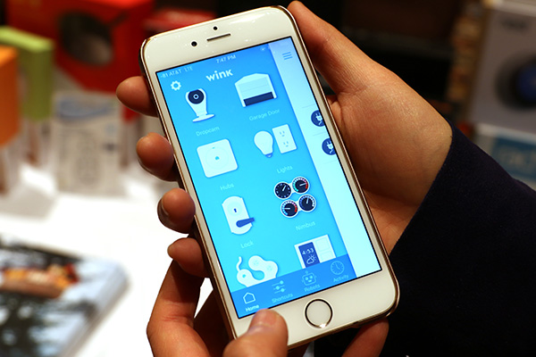 Wink 可以整合各種通訊標準的智慧裝置,整合在一個 APP 裡面統一操作