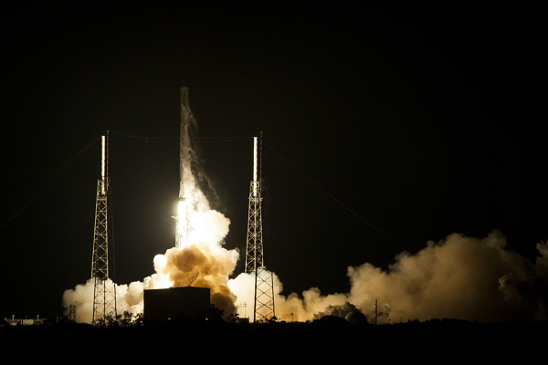 日前 Space X 再次嘗試一次升空,果然成功的發射 Falcon 9。(圖片來源取自Space X官網)