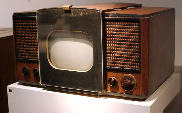 美國無線電公司(RCA)在 1946 年推出 RCA 630TS電視,揭開了電視普及化的序幕。(圖翻攝自維基百科)