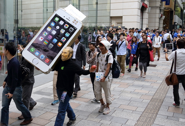 微軟前執行長 Steve Ballmer曾說,「iPhone 不可能占據主流手機市場。」看來他錯得很離譜!圖為蘋果粉絲排隊購買iPhone 6 時的畫面。(法新社)