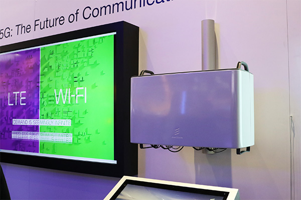 Ercisson 也在會場中展示了適用於 5G 的微型基地台,記者陳宜豐攝影
