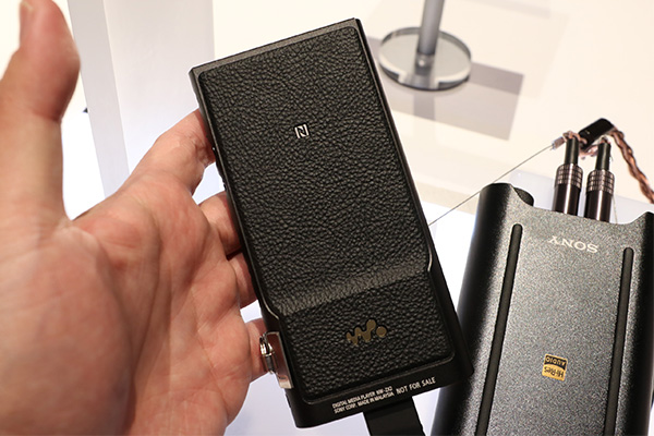 與 ZX1 相同,ZX2 在機身背面設計了可快速配對傳檔的 NFC 機能