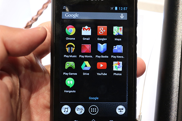 採用 Google Android 4.2.2 作業系統