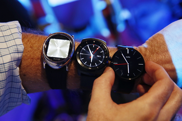 Moto 360(右)推出後,圓形智慧錶大受好評。(彭博社)
