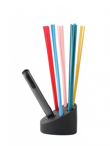 每一種材質皆各有5種顏色，而ABS塑料與PLA塑料都是塑膠的一種，但加熱使用時能很明顯的感受到這2種材質的不同。（圖片來源／WobbleWorks）