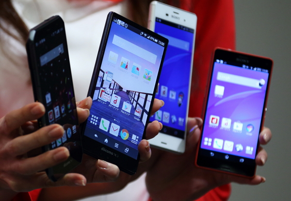 Sony 目前已與日本三大電信商敲定合作,包括 NTT DoCoMo 、 au KDDI 、 SoftBank 三家電信公司,並為他們客製相應的機型。(彭博)