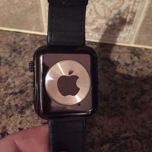 背面的感應器也變成一個 Apple 的 Logo ,錶帶看起來更是平凡而廉價。