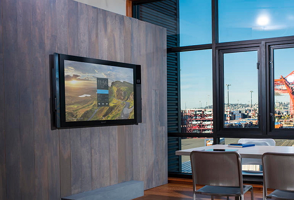 Surface Hub 將搭載最新的 Windows 10 作業系統,並擁有 84 吋 4K 的超高畫質螢幕。(微軟)