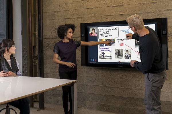 可以執行 Windows 上的任何應用程序,比如執行 Office 的文件並即時作修改、加備註。(微軟)