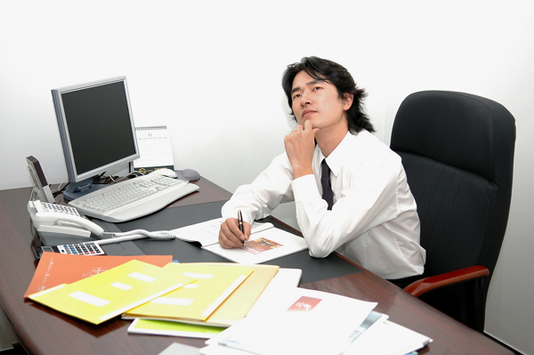 許多上班族也在這期間考轉職跳槽,以爭取更好的薪資或是工作環境。(示意圖)