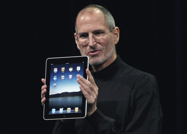 賈伯斯於美西時間 2010 年 1 月 27 日發表第一部 iPad。