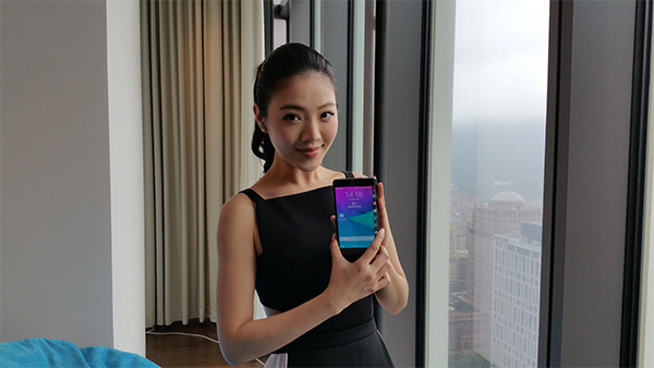 Note Edge 室內人像實拍照,HDR 開啟,未使用閃光燈