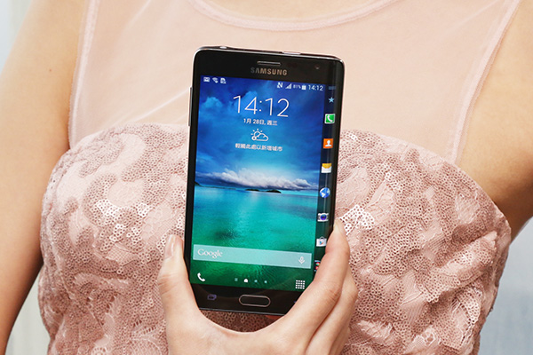 跟 Note 4 相較,Note Edge 的外型略偏方正