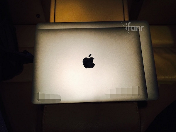 疑似12吋MacBook與真實的13吋MacBook對比。