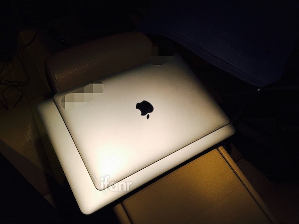 從背面看起來還跟iPad真像!