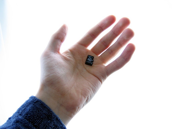 每支Andorid手機皆有內建microSD卡槽,因此用戶能夠輕鬆且以更便宜的價錢購買記憶卡。(圖片來源/Flickr)