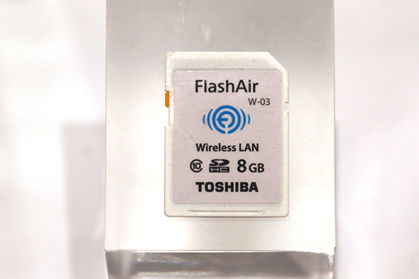 Toshiba 自家的 FlashAir 無線 WiFi 記憶卡也推出至第三代
